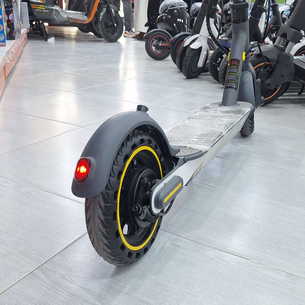 سكوتر كهربائي UBALDO للشباب والكبار بتصميم رياضي قابل للطي | UBALDO Foldable Electric Scooter