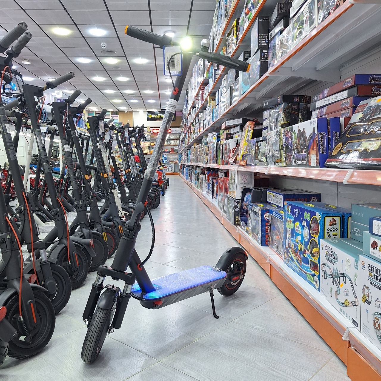 سكوتر كهربائي أسود قابل للطي للشباب والكبار بإضاءة أمامية وتصميم رياضي | Black Foldable Electric Scooter for Youth &amp; Adults