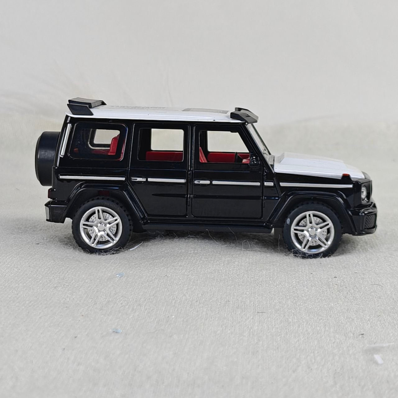سيارة دفع رباعي للأطفال – Toy SUV Car / Luxury 4x4 Model لعبة أنيقة ومميزة لعشاق السيارات الفخمة والتفاصيل الواقعية