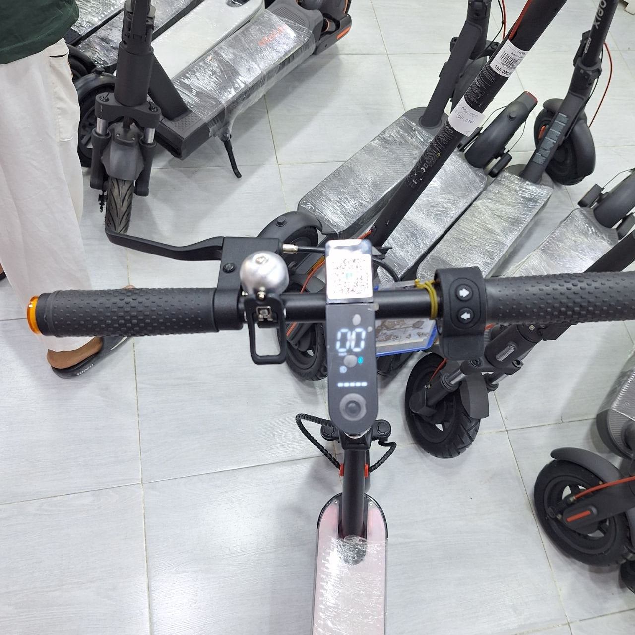 سكوتر كهربائي أسود قابل للطي للشباب والكبار بإضاءة أمامية وتصميم رياضي | Black Foldable Electric Scooter for Youth &amp; Adults
