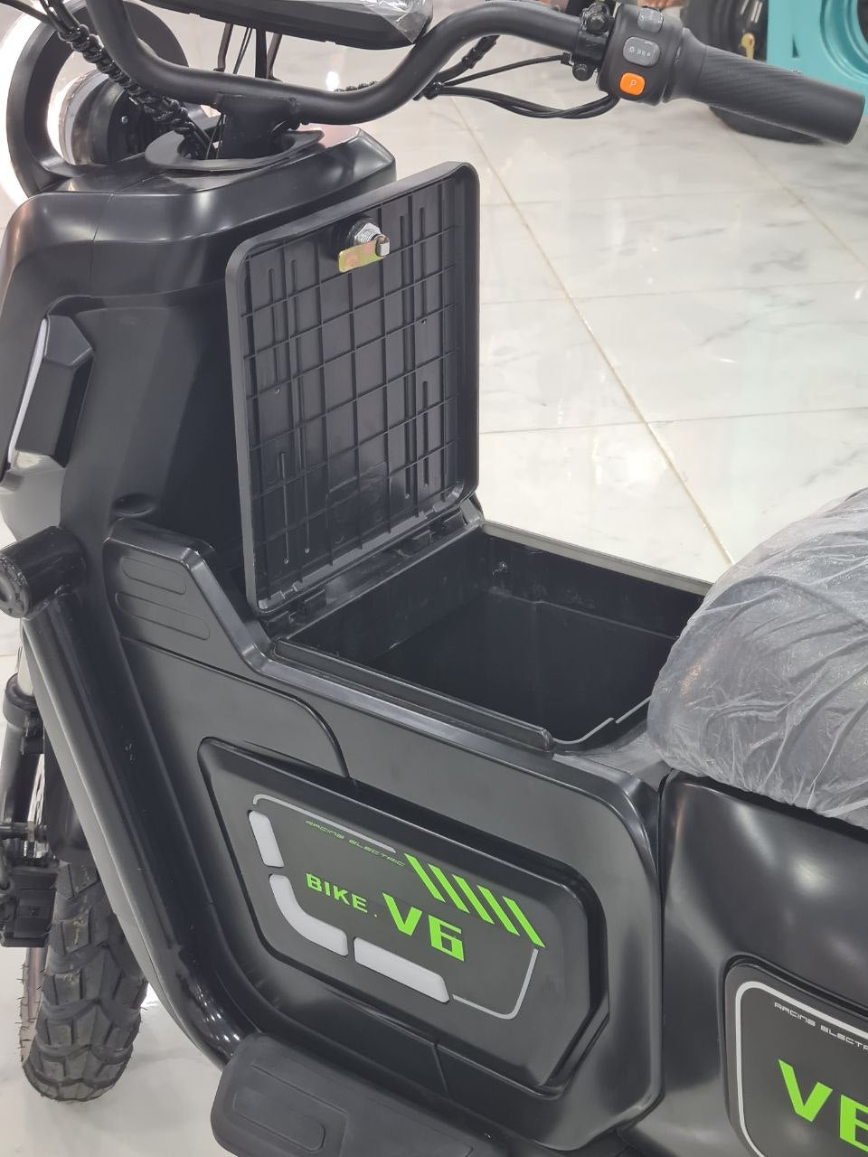 موطو كهربائية V6 للكبار بتصميم عصري ومصباح LED | V6 Electric Scooter for Adults with LED Headlight